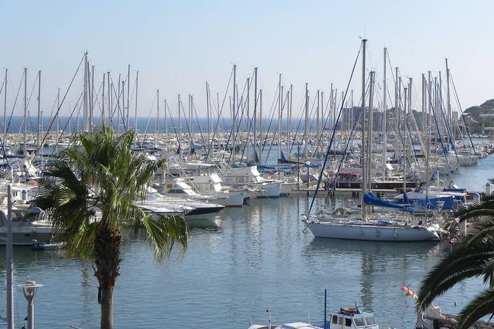 Gîte pour 4 personnes, avec Terrasse dans Gare De Bandol