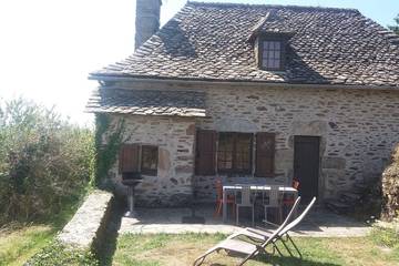 Gîte pour 6 personnes, avec jardin et piscine à Cassaniouze
