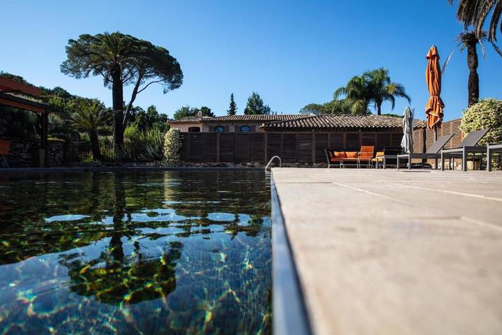 Hôtel pour 2 personnes, avec Terrasse et Jardin ainsi que Piscine et Vue à Gassin