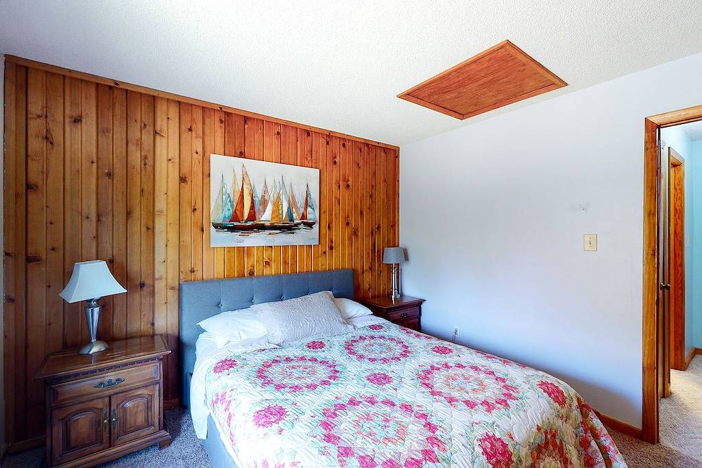 Wonderful dog-friendly home w/deck, W/D, large backyard, & A/C in Sandbridge Beach, Sandbridge