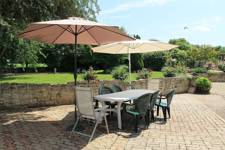 Gîte pour 8 personnes, avec terrasse ainsi que piscine et jardin à Souvigné (Charente)