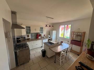 Gîte pour 2 personnes, avec jardin ainsi que piscine et vue à Viviers