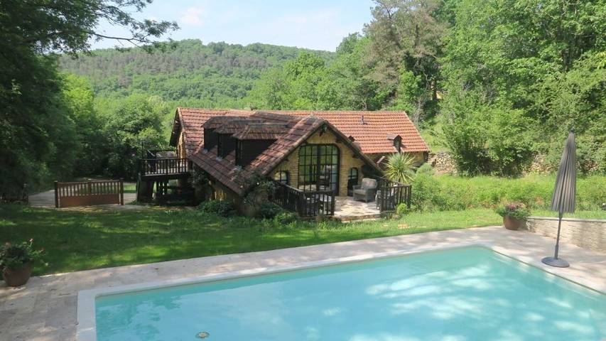 Location de vacances pour 8 personnes, avec jardin ainsi que vue et piscine, animaux acceptés à Auriac-du-Périgord