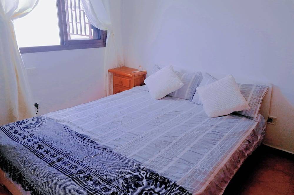 Big Villa Puerto Rico streetfront with saltwater jacuzzi pool, Bbq near shops in Puerto Rico (Gran Canaria), South Gran Canaria