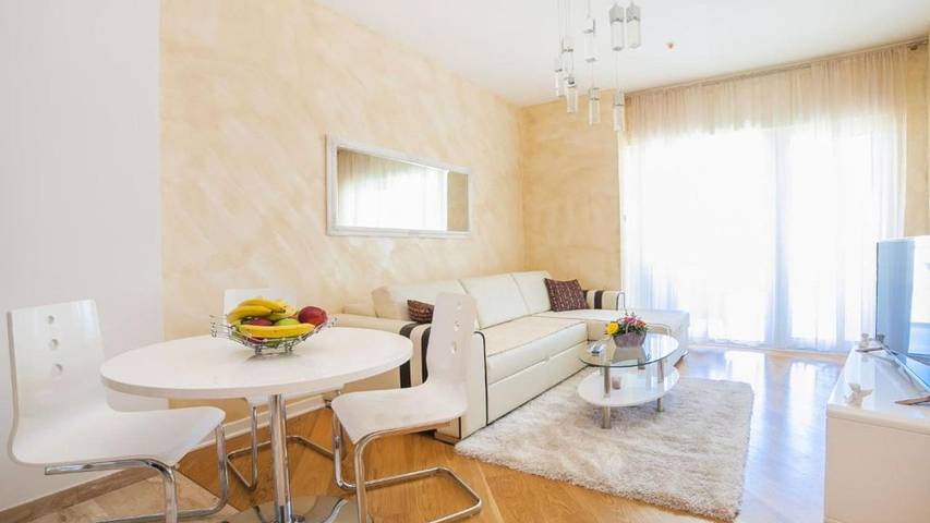 Ferienwohnung für 4 Personen, mit Pool und Balkon sowie Sauna, mit Haustier in Budva