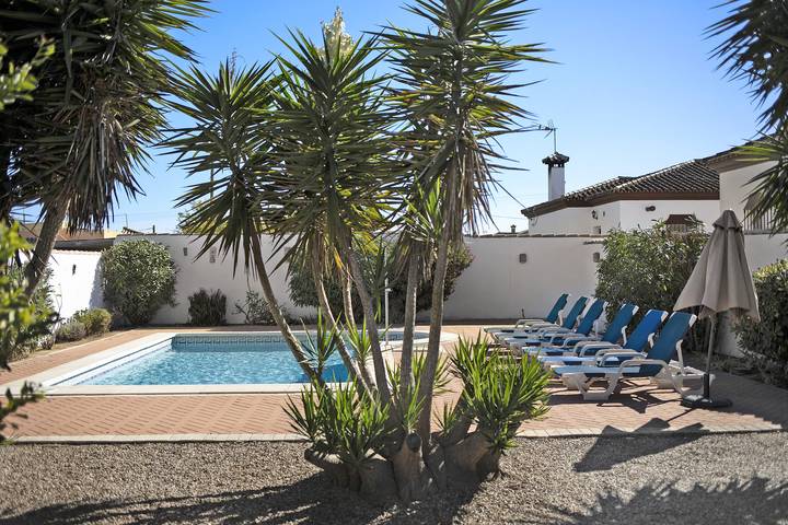 Holiday Home Casa Tricia with Private Pool, Garden & Wi-Fi in Pago del Humo, Chiclana de la Frontera
