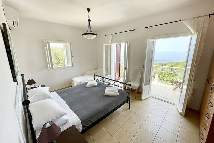 Four bedroom villa with private pool with stunning views and beautiful sunsets in Cefalonia