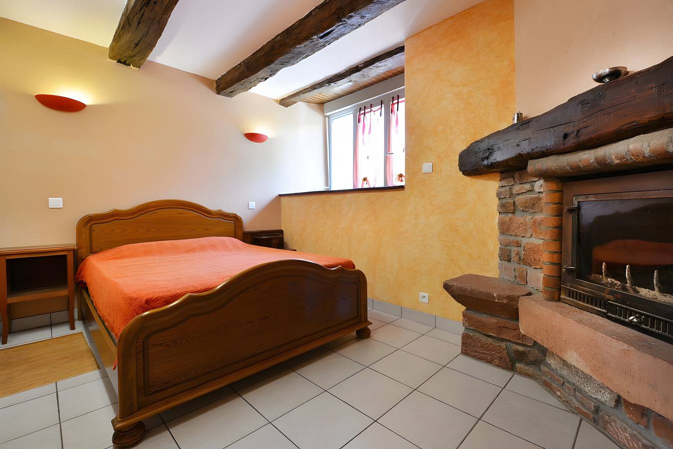 Casa de vacaciones 'La Charrue' con vistas a las montañas, piscina compartida y Wi-Fi in Villecomtal, Aveyron (desambiguación)