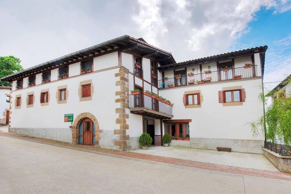 Casa rural 'Apartamento Ll' con vistas a la montaña, balcón y Wi-Fi in Ulzama, Pirineos