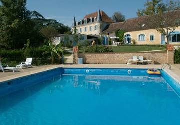 Location de vacances pour 12 personnes, avec terrasse et piscine à Queyssac
