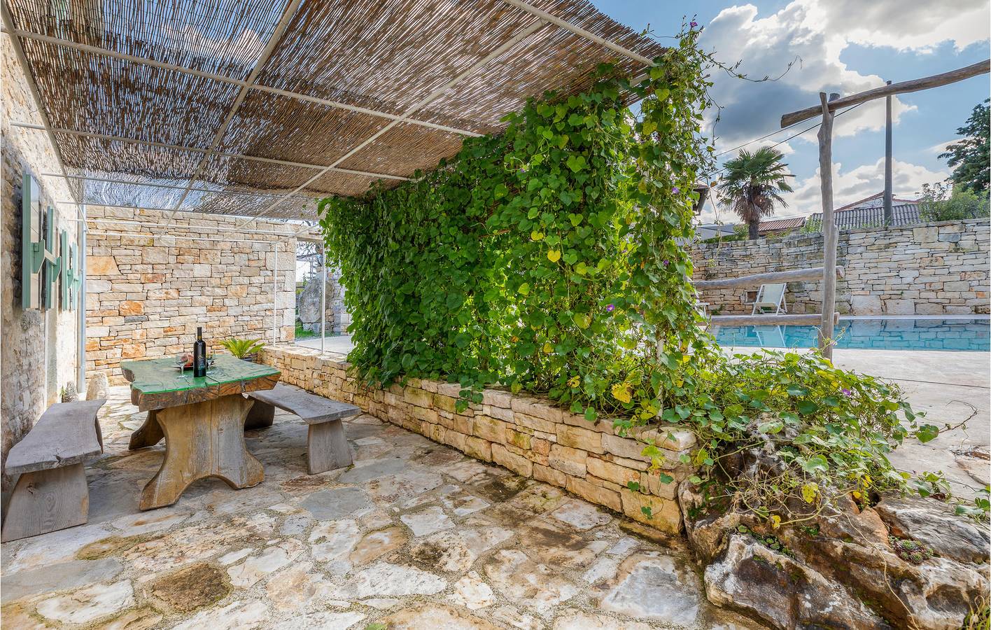 Entire holiday apartment, Charming Apartment with Pool & Wi-Fi, 2km from Kanfanar City Center in Žminj, Central Istria