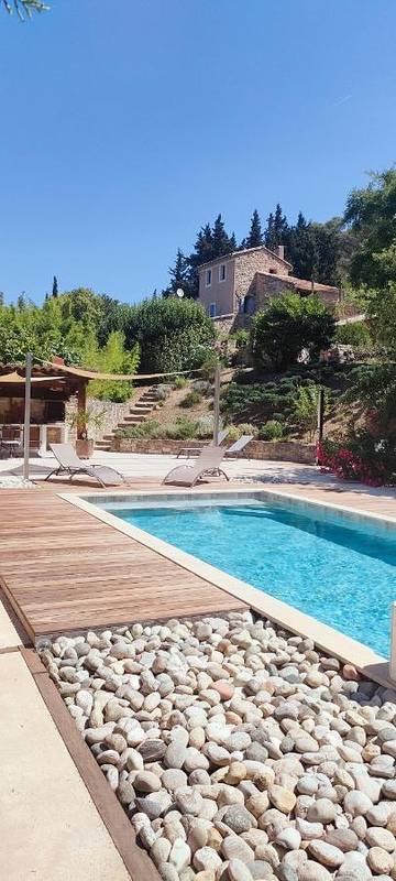 Cottage pour 2 personnes, avec piscine et terrasse ainsi que jardin et vue à Le Barroux