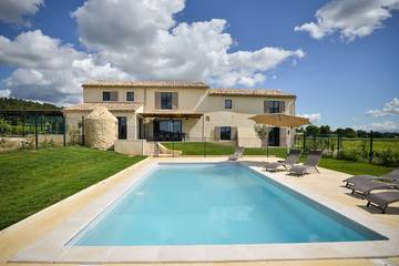 Location de vacances pour 10 personnes, avec jardin à Bagnols-sur-Cèze