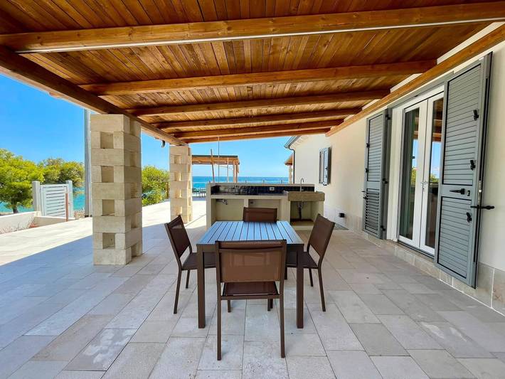 Ganze Wohnung, Apartment „Cala Galatea 3“ mit Meerblick, privater Terrasse und WLAN in Roseto Capo Spulico, Golf von Tarent