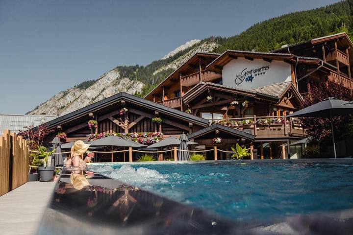 Hôtel pour 2 personnes, avec piscine et sauna ainsi que jardin et jacuzzi, adapté aux familles dans Office De Tourisme De La Chapelle D Abondance