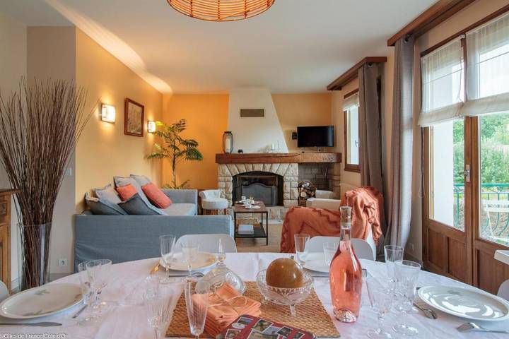 Gîte pour 4 personnes, avec jardin à Genay