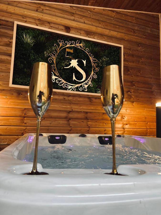 Location de vacances pour 2 personnes, avec jacuzzi et terrasse à Frontenay-Rohan-Rohan