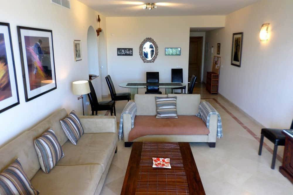 Entire apartment, 2 Bedroom Beachside Apartment Overlooking Pool & Palm Trees On New Golden Mile in Triangulo de Costalita, Estepona