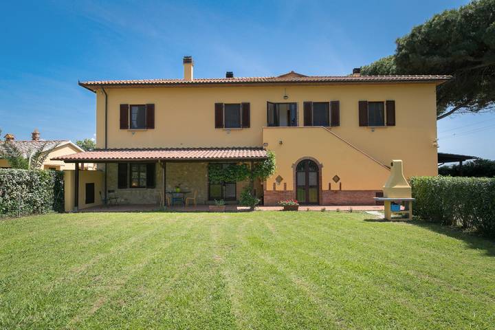 Appartamento intero, Appartamento Podere Nuti – 1 La Regola terrazza coperta in esclusiva, piscina e giardino in comune in Mazzanta, Cecina