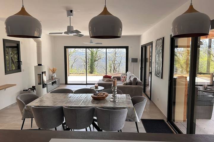 Location de vacances pour 8 personnes, avec Piscine à Saint-Jean-de-Laur