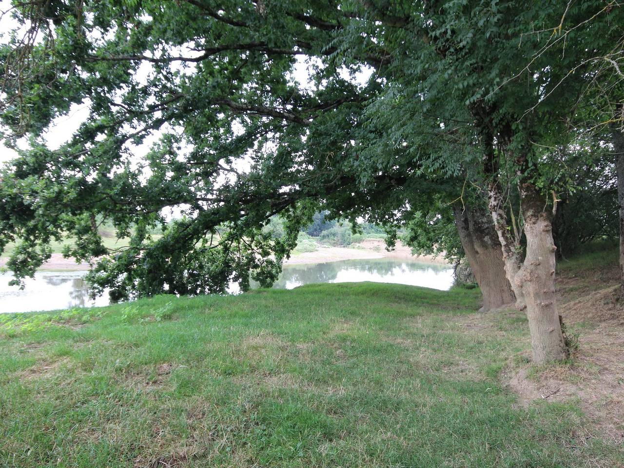 Ungewöhnliches Chalet am Fluss, ruhig und alles inklusive in Cercy-la-Tour, Nièvre