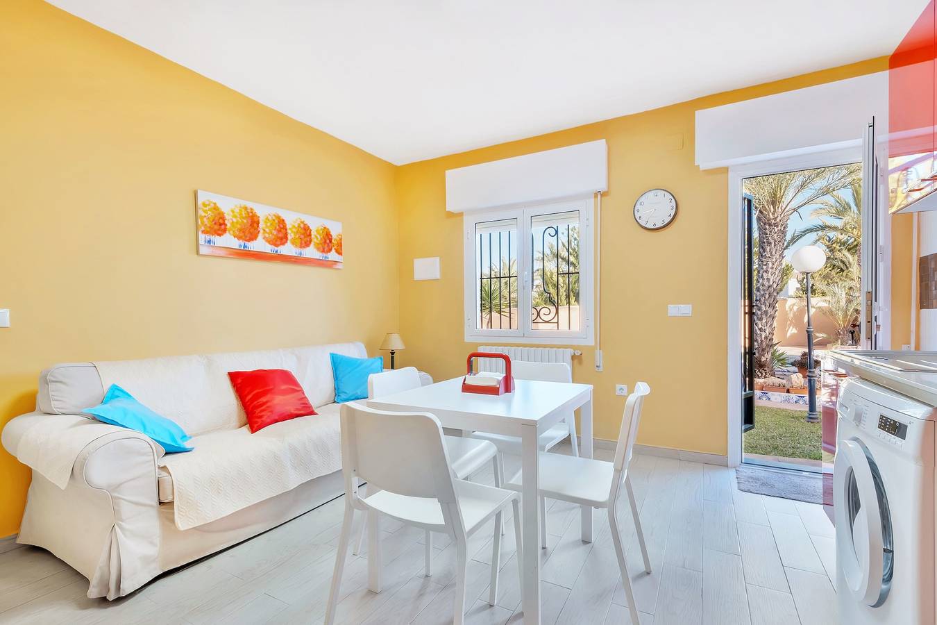 Apartamento entero, Villa 'Maria Dependance' con piscina privada, Wi-Fi y aire acondicionado in El Chaparral, Torrevieja