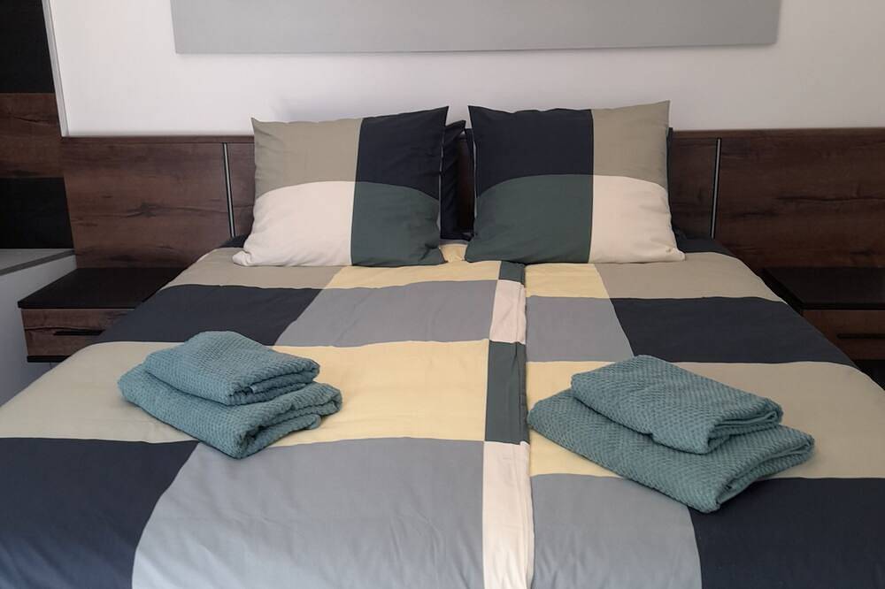 Independent studio, garden, pool access.   in Cagnes-sur-Mer, Region de Cannes
