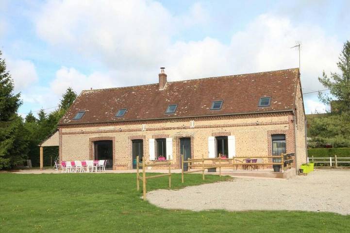 Gîte pour 12 personnes, avec terrasse ainsi que sauna et jardin