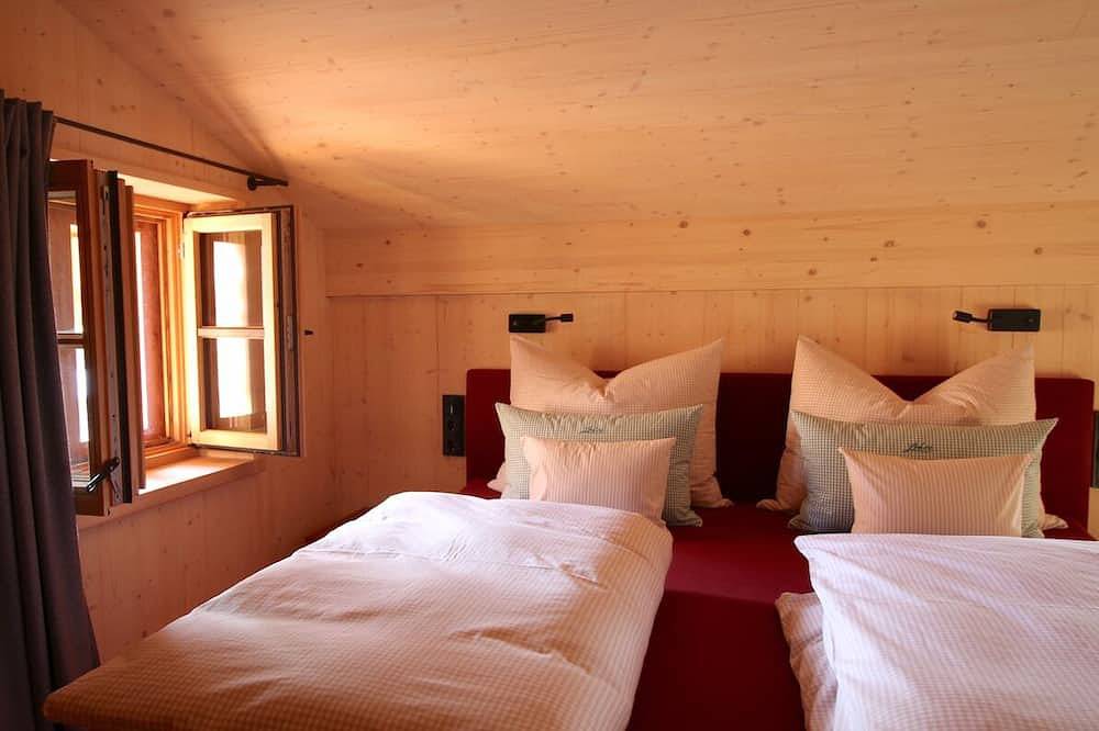 Chalet am Quittenbaum, ganzes Haus, 140 qm für 2-6 Personen, 2 Schlafzimmer, 2 Bäder, Sauna in Unterwössen, Bayerische Alpen