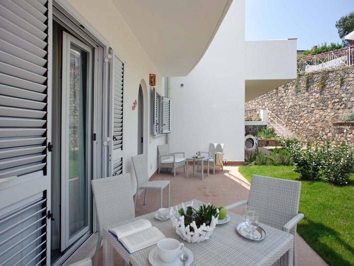Ferienwohnung für 2 Personen, mit Terrasse und Garten sowie Pool