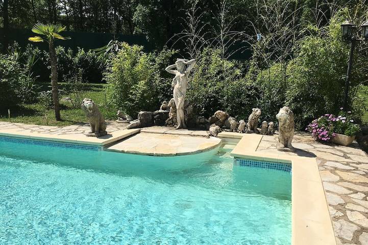 Location de vacances pour 4 personnes, avec Jacuzzi ainsi que Jardin et Piscine à Valbonne