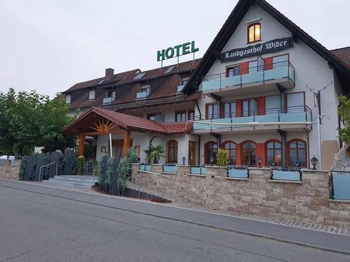 Hotel, mit Terrasse und Pool sowie Ausblick in Gottmadingen