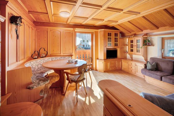 Entire apartment, Apartment 'Ciasa Giorgina' with Mountain View, Private Terrace and Wi-Fi in Pozza di Fassa, San Giovanni di Fassa