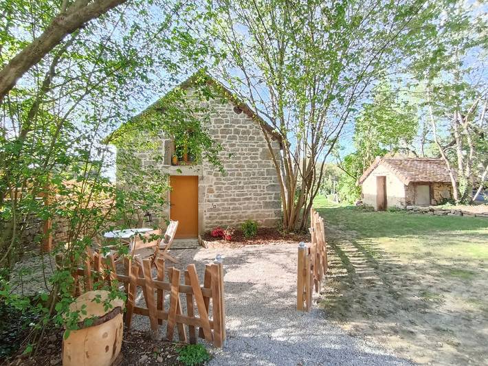 Gîte pour 4 personnes, avec jardin et jacuzzi dans 