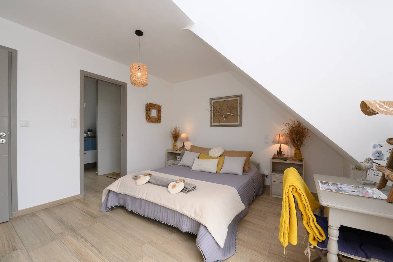 Ganze Wohnung, Appartement „Le clos du pont“ mit Seeblick, Gemeinschaftspool und Wlan in Noyalo, Côte des Mégalithes