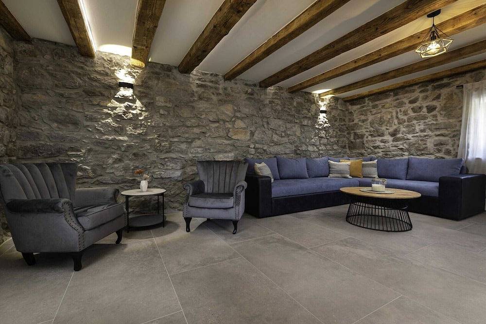 Luxury Krk Villa with Private Pool and Gardens - Three Bedroom Villa in Lakmartin, Krk (isla)