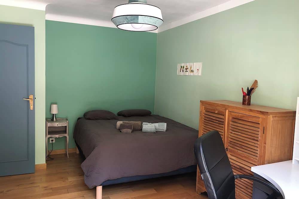 Villa set in wooded grounds with swimming pool, zome and tree house. in Auriol, Marseille region