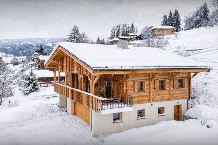Chalet pour 12 personnes, avec Jacuzzi et Terrasse ainsi que Jardin et Sauna en Haute-Savoie