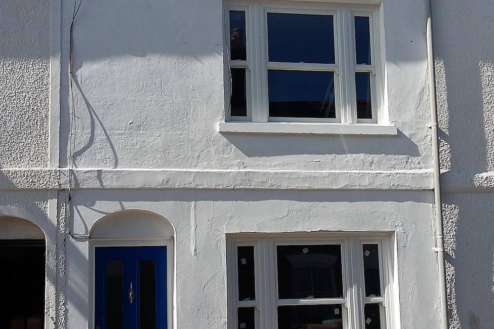 Chloe Cottage - Family friendly fishermans cottage close to the beach and harbou in Whitstable, Kent