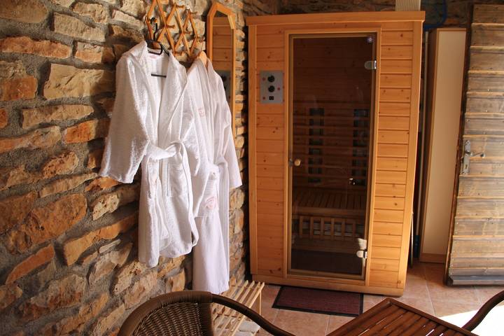 Ferienhaus für 8 Personen, mit Balkon/Terrasse und Sauna sowie Pool - 1