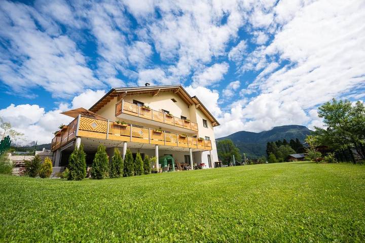 BnB für 14 Personen, mit Balkon und Terrasse sowie Ausblick in Gosau