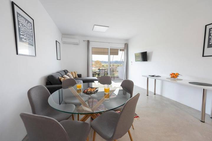 Ferienwohnung für 4 Personen, mit Balkon und Terrasse sowie Garten und Ausblick in Asini
