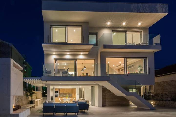 Ferienhaus für 10 Personen, mit Balkon und Garten in Petrcane