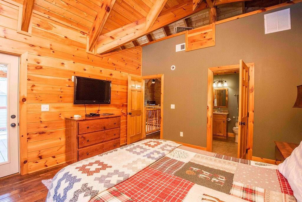 Riverfront Premium Cabin, 3 bed 3.5 bath, On the River, Sleep 10 in Monroe County (TN)