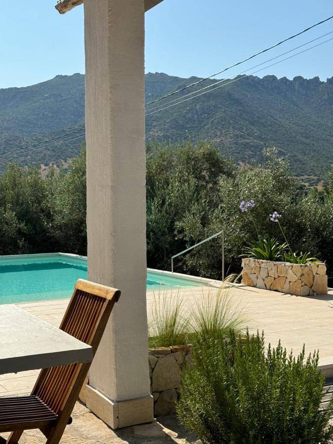 Villa per 4 persone, con giardino e panorama nonché piscina in Solanas