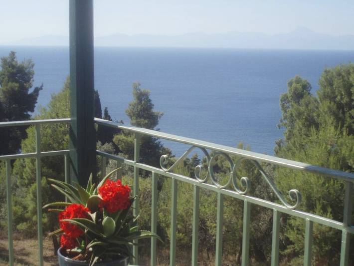 Gîte pour 2 personnes, avec Balcon et Terrasse ainsi que Jardin et Piscine dans Stafylos