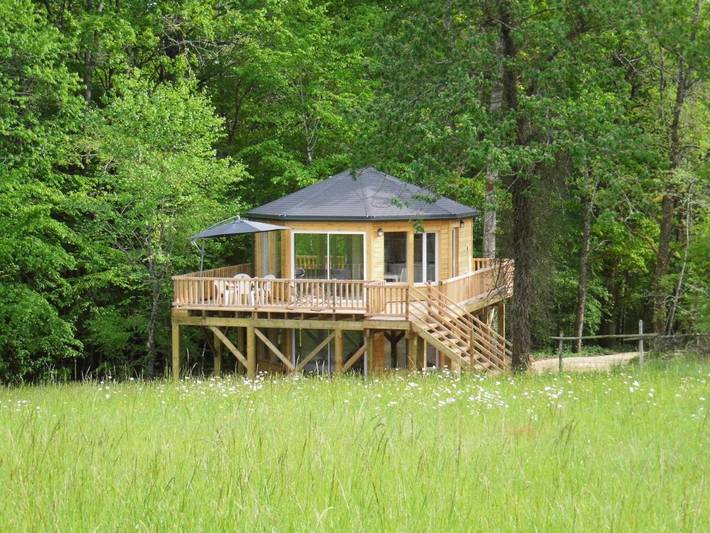 Parc de vacances pour 6 personnes, avec jardin et bassin pour enfant ainsi que vue et piscine, adapté aux familles en Dordogne