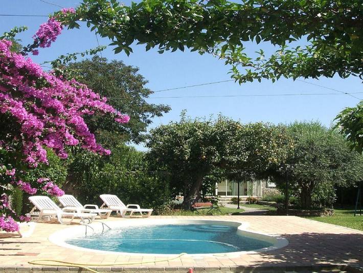 Location de vacances pour 6 personnes, avec terrasse ainsi que jardin et piscine, animaux acceptés à Peyriac-Minervois