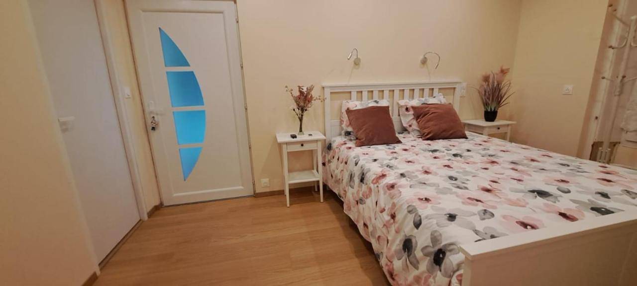 Double Room with Private External Bathroom in Amplepuis, Région de Villefranche-sur-Saône