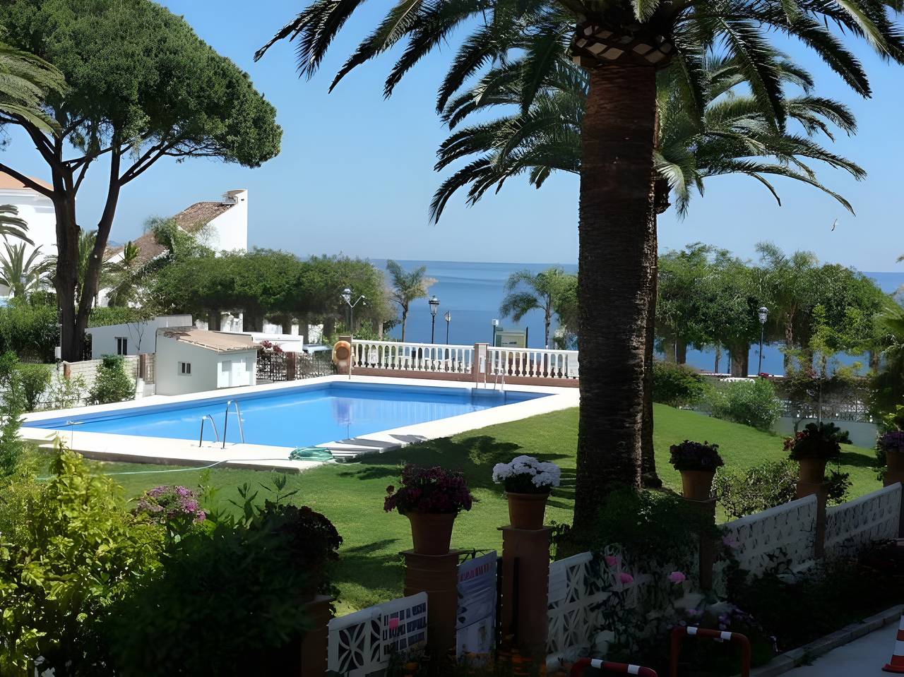 Apartamento entero, Apartamento 'Carabeo 19' con vistas al mar, Wi-Fi y aire acondicionado in Playa Carabeíllo, Nerja